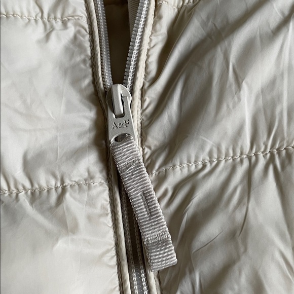 Abercrombie & Fitch Lightweight Cream White Packable Puffer Jacket - Picture 12 of 16